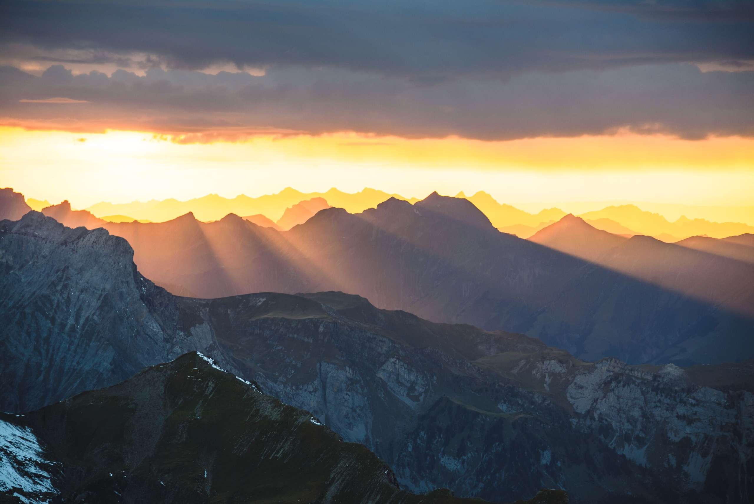 Les montagnes qui entourent le Schilthorn réfractent la lumière du soleil couchant, créant un coucher de soleil magique.